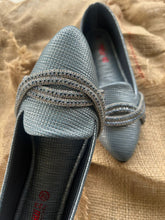 Load image into Gallery viewer, Embellished Pumps