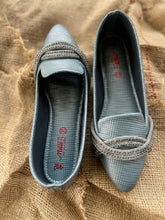 Load image into Gallery viewer, Embellished Pumps
