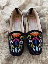Load image into Gallery viewer, Embroidered loafers