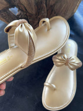 Load image into Gallery viewer, Bow Kohlapuri