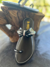 Load image into Gallery viewer, Bow Kohlapuri