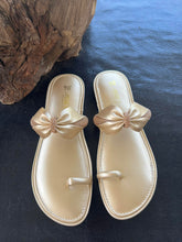 Load image into Gallery viewer, Golden color kohlapuri