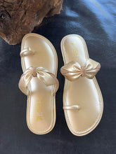 Load image into Gallery viewer, Bow Kohlapuri