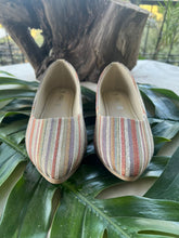 Load image into Gallery viewer, Printed Pointed Flats