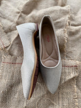 Load image into Gallery viewer, Pointed dress heels in Golden