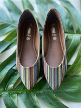Load image into Gallery viewer, Printed Pointed Flats