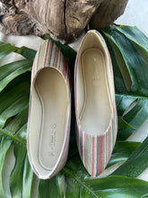 Load image into Gallery viewer, Printed Pointed Flats
