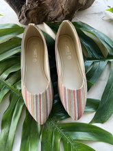 Load image into Gallery viewer, Printed Pointed Flats
