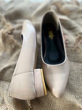 Load image into Gallery viewer, Dress Pointed Pumps
