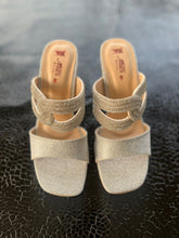 Load image into Gallery viewer, Pair of glittery gold high heeks
