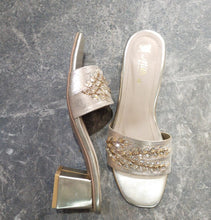 Load image into Gallery viewer, Ladies Fancy block Heel sliper
