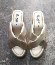 Load image into Gallery viewer, Ladies wedge sole
