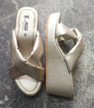 Load image into Gallery viewer, Ladies wedge sole
